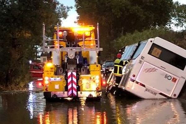 Un bus se couche dans le fosse entre Alénya et Theza dans les Pyrénées-Orientales - 17 octobre 2018