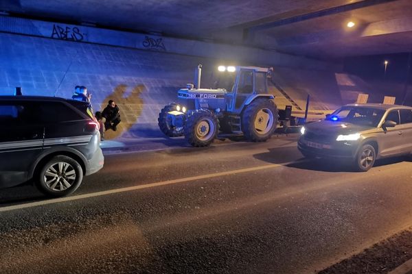 Le conducteur berrichon, qui refusait d'obtempérer, a finalement été interpellé par la gendarmerie de la Nièvre. 