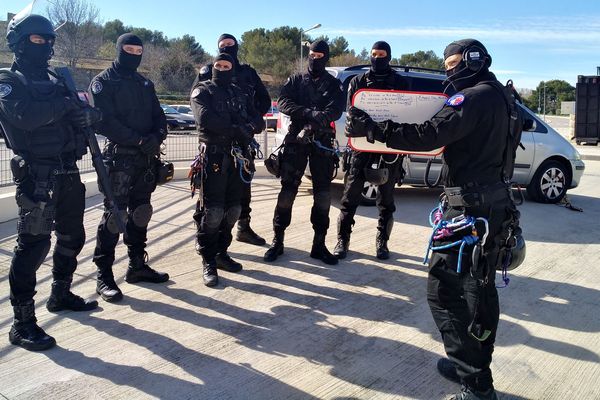 Les surveillants de l'unité ERIS, Equipe Régionale d'Intervention et de Sécurité, lors de l'entraînement ce mercredi à Velaux au centre de formation des pompiers.