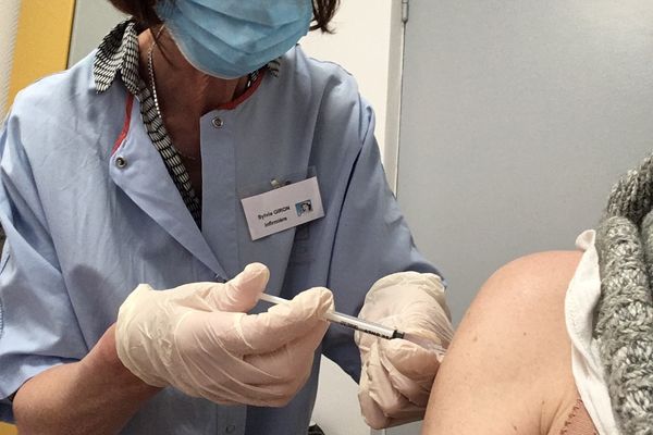 Dès le 12 mai, la vaccination est ouverte aux plus de 18 ans, sans condition d'âge ni de santé.