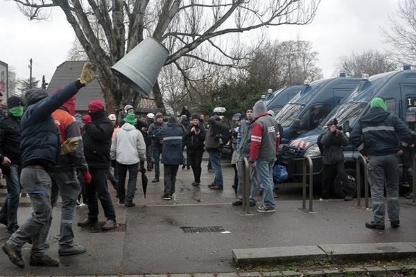 Une manifestation tendue