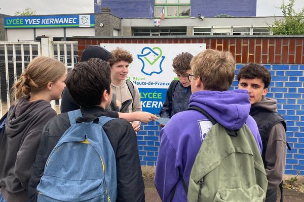 Des élèves du lycée Kernanec de Marcq-en-Baroeul discutent du sujet qu'ils ont choisi lors de l'épreuve de philosophie du baccalauréat le mardi 18 juin 2024.