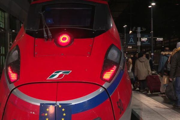 Un train Trenitalia à quai en gare de Lyon