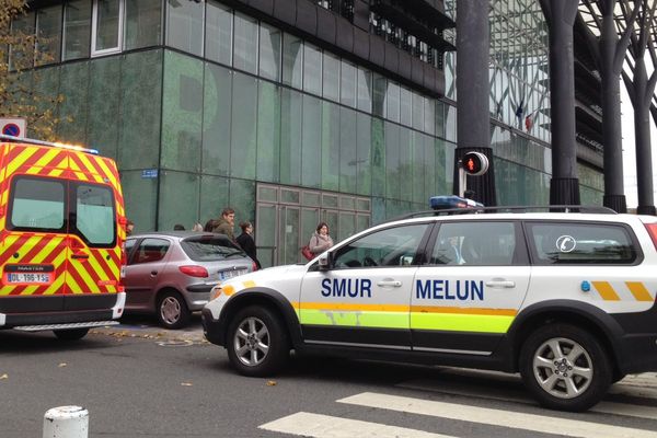 Les secours devant le tribunal de Melun, après que des coups de feu ont été tirés, le jeudi 29 octobre 2015.