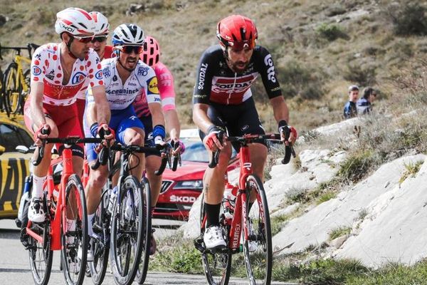 Nouvelle échappée pour Julian Alaphilippe, accompagné de Nicolas Edet, meilleur grimpeur de l'épreuve, et de Thomas De Gendt.