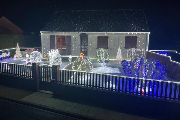 Depuis 10 ans, à la période des fêtes, la maison du Père Noël de Saint Règle illumine le regard des petits et des grands.