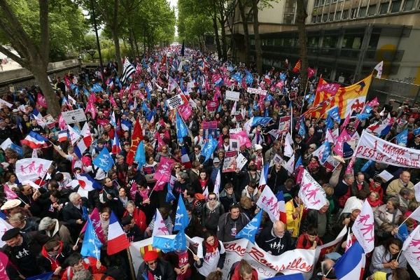 La loi est votée, publiée au Journal Officiel, mais l'opposition au mariage pour tous se fait toujours entendre. Une nouvelle manifestation à eu lieu dans les rues de Paris, le 26 mai 2013.