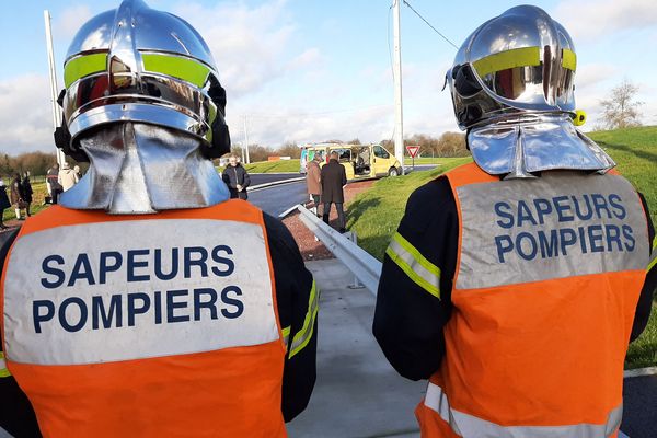 Deux sapeurs-pompiers, photo d'illustration.