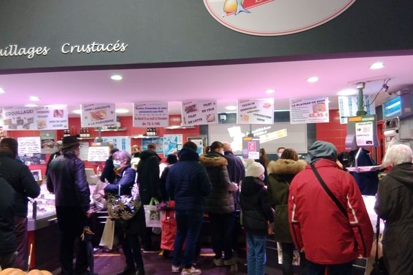 Ce jeudi matin 24 décembre, les Nancéiens se pressent au marché central de la ville pour faire leurs dernières courses avant le réveillon de Noël. 