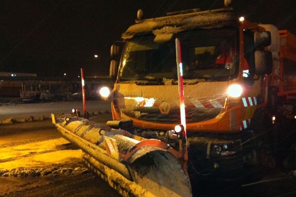 Un chasse-neige à l'oeuvre ce vendredi matin sur les routes du Nord Pas-de-Calais.