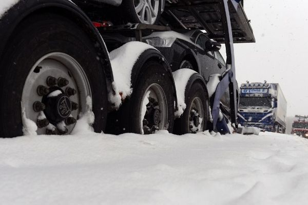 Un camion bloqué dans la neige. 