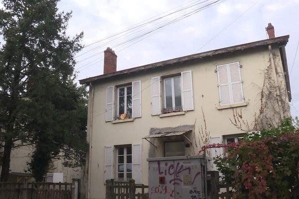 Cet ancien batiment de la SNCF situé à Vénissieux sert désormais de logement d'urgence pour quatres familles précaires.