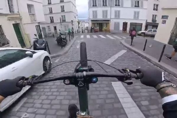 Tricks et wall riding. Quand William Robert descend les rues de Montmartre a VTT