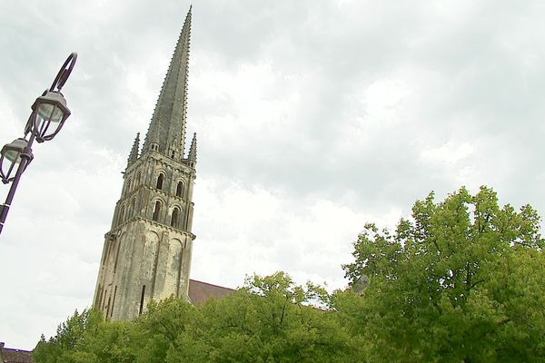 Du haut de la flèche de l'abbaye de Saint-Savin et ses 77 mètres, le parc éolien serait visible.