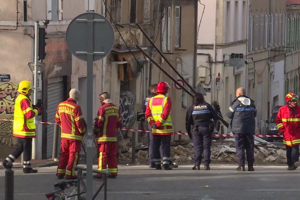 Un feu puis une explosion ont détruit en partie un immeuble du quartier Chutes Lavie, à Marseille le samedi 2 décembre 2023.