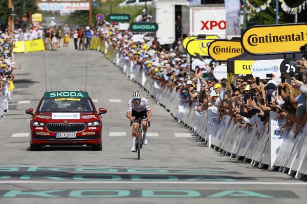 Le Slovène Tadej Pogacar franchit la ligne d'arrivée de la 4e étape du Tour de France 2024, de Pinerolo à Valloire, le 2 juillet 2024