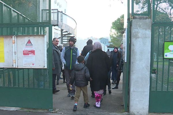 Des enseignants de l'école Georges Bruguier, à Nîmes; ont cessé le travail après des tirs survenus à proximité de l'établissement le 8 février dernier.