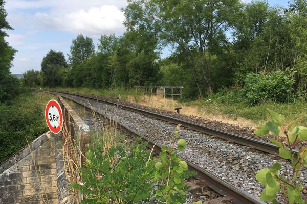 Les victimes se tenaient sur ce pont SNCF, quatre mètres au-dessus de la rue.