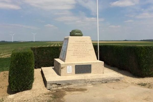 Le 17 mai, une cérémonie en hommage aux anciens combattants de La-Ville-aux-bois-lès-Dizy dans l'Aisne est organisée en présence d'Emmanuel Macron.