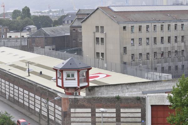 Deux individus ont tenté d'introduire des objets interdits en prison cachés à l'intérieur d'une balle de tennis.