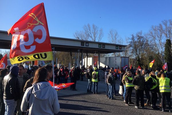 Perpignan - Une centaine de personnes étaient mobilisés ce matin au péage de Perpignan - 04.01.20