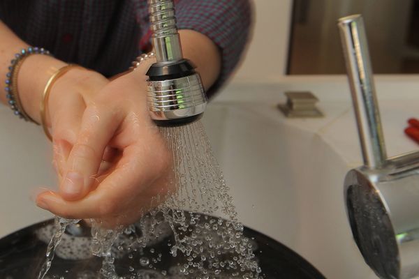 S'il est possible de se laver les mains, le corps ou la vaisselle, en revanche il est interdit de boire ou de se laver les dents avec l'eau du robinet. 