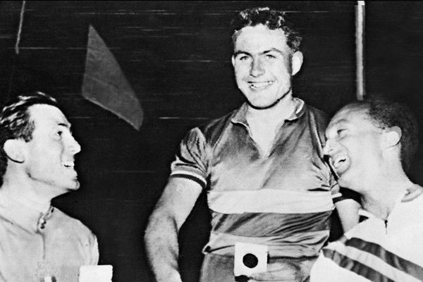 Michel Rousseau (C), qui vient de remporter le titre olympique de vitesse sur piste aux Jeux Olympiques de Melbourne en 1956,en compagnie des deux autres médaillés, l'australien Richard Ploog (D) et l'italien Guglielmo Pesenti (G).