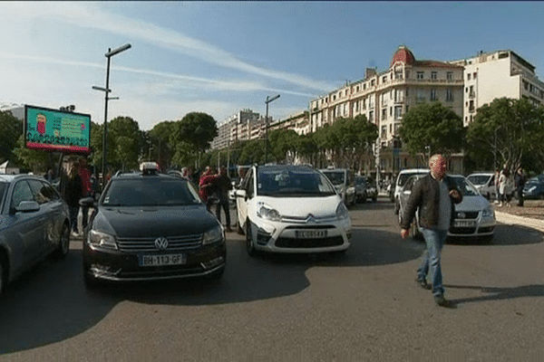 Les chauffeurs de taxis bloquent le Rond-Point du Prado depuis ce matin