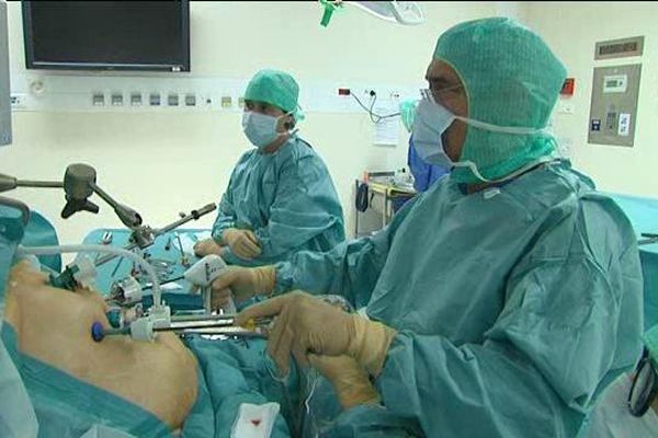 Opération de chirurgie digestive, sur un patient souffrant d'obésité, à la clinique Résidence du Parc à Marseille. 