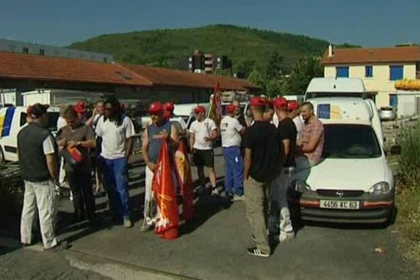 Les 35 salariés de Salesse se sont réunis, lundi matin, devant leur entreprise à Clermont-Ferrand. Ils ne sont pas en grève. Ils n'ont tout simplement plus les moyens de travailler. Ils n'ont plus de matériaux ni de gasoil pour leurs véhicules.