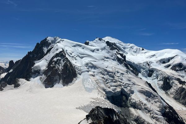 Le versant nord du mont Blanc du Tacul et la coulée de neige provoquée par la chute de sérac vus par l'aiguille du Midi, le 5 août 2024.