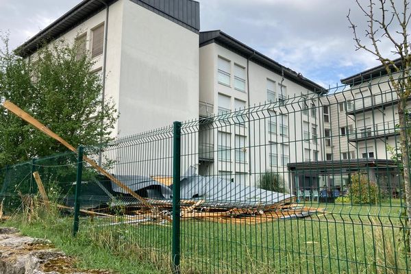 Le toit de l'hôpital de Pont-de-Vaux a été arraché hier en début de soirée par le vent.