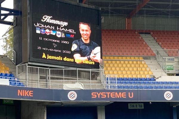 Un vibrant hommage a été rendu à l'arbitre de L1 mort subitement la semaine dernière à 42 ans à la suite d'un AVC. Johan Hamel vivait à Jacou, au nord de Montpellier, dans l'Hérault.