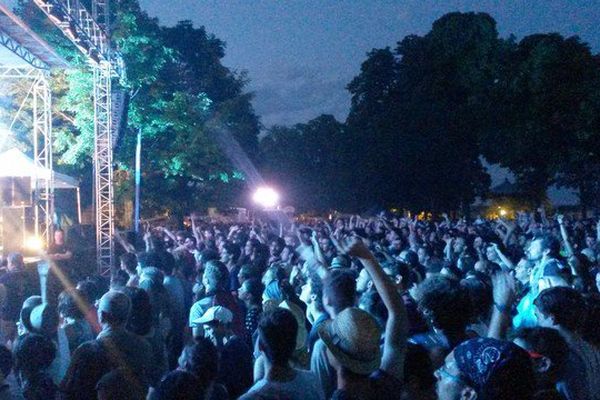 Le Groove du groupe Deluxe a enflammé le jardin d'Orsay à Limoges ce samedi 4 juillet 2015.