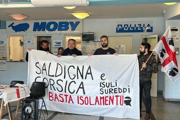 Une délégation de Core in Fronte s'est rendue à Santa Teresa di Gallura afin de tenir une conférence de presse commune avec le parti indépendantiste sarde Entula concernant les rotations maritimes entre la Corse et la Sardaigne.