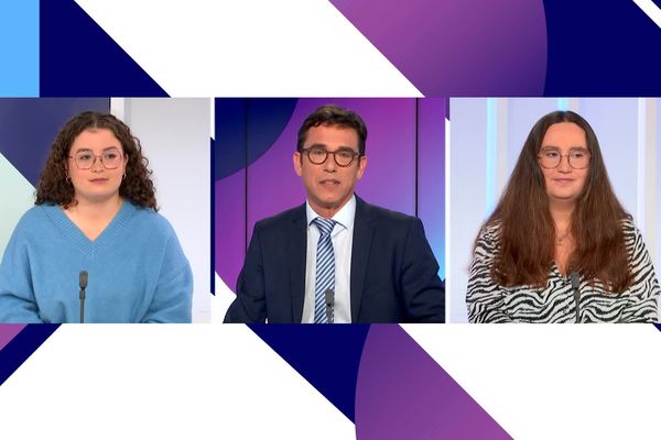 Deux jeunes femmes engagées en politique Cléo Bignet (à gauche) et Zoé Maraval (à droite) encadre le présentateur de Dimanche en Politique Jérôme Vilain.