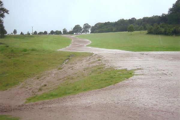 Aujourd'hui fermé, le golf d'Abbeville-Grand-Laviers risque d'être transformé en terres agricoles, au grand dam des habitants qui craignent un accroissement des coulées de boue (En 2002, le golf avait permis de retenir les coulées de boue suite à un orage violent).