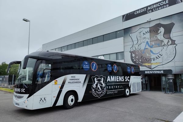 C'est dans le bus de l'Amiens SC que les volontaires de plus de 18 ans pourront se faire vacciner