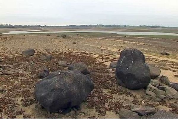 Le barrage du Cébron reste vide après sa vidance en septembre dernier.