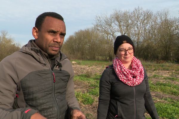 Marie et Hugues récoltent leurs derniers légumes de l’année.