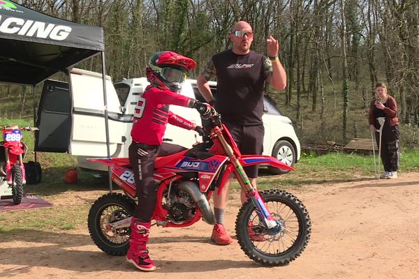 Lucas Bos, jeune champion de France de motocross à 8 ans, ici avec son coach, son père David