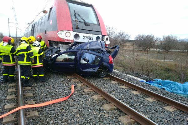 Un TER a percuté une voiture ce mercredi matin, 16 janvier, vers 7h00 sur la commune de Salses, entre Rivesaltes et salses-le-Château, près de Perpignan. Bilan : un mort. La victime est un homme de 80 ans environ.