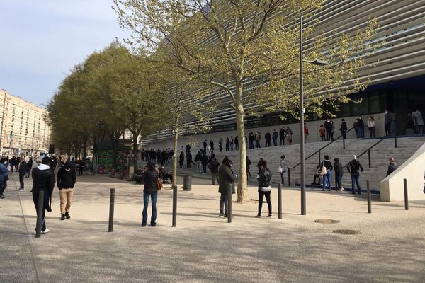 Queue de plusieurs heures pour se faire dépister du coronavirus dimanche 22 mars à Marseille, à l'IHU, centre de référence pour le Covid-19.