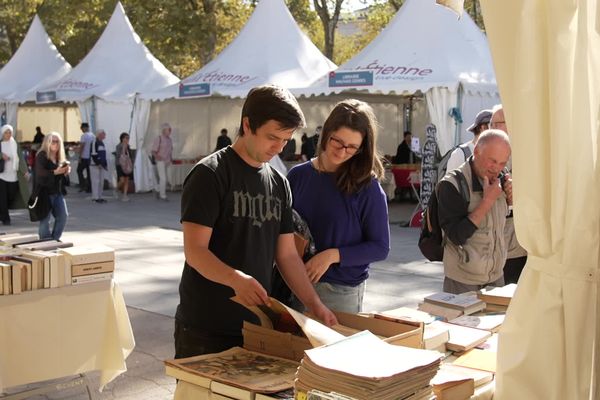 Dès vendredi, les passionnés de livres ont parcouru les places de Saint-Etienne pour trouver leur bonheur.