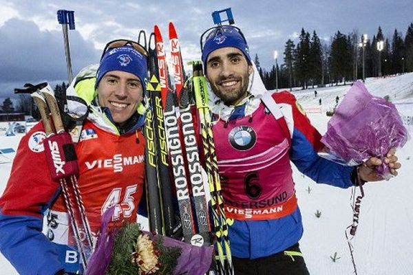 Quentin Fillon-Maillet (4e) et son compatriote Martin Fourcade, vainqueur du sprint à la coupe du monde de biathlon, à Ostersund (Suède), samedi 5 décembre.