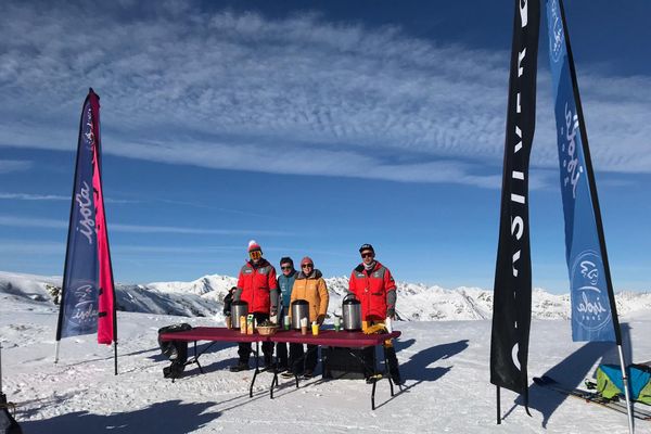 Toutes les semaines, les randonneurs sont accueillis avec des boissons chaudes au Col de la Lombarde.