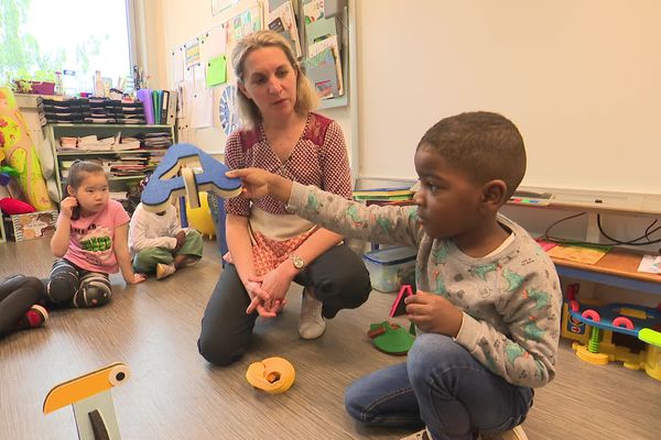 L'abécédaire pédagogique de Léa Maraszek donne forme à des lettres pour permettre aux écoliers de mieux retenir l'alphabet. Ici, le A est en forme d'avion et les petits créent des histoires en salle de classe en jouant avec.