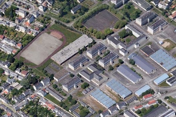 La caserne Mellinet, 14 Hect de hangars, de bâtiments, de terrains de manœuvre et un stade !