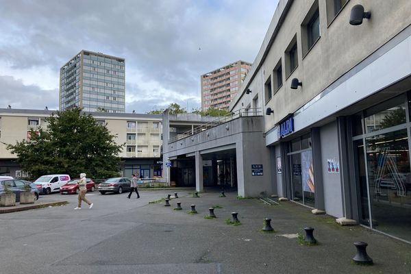 Les coups de feux ont été tirés devant l'entrée du supermarché du centre commercial du Gros Chêne, dans le quartier Maurepas à Rennes, le 30 septembre 2024