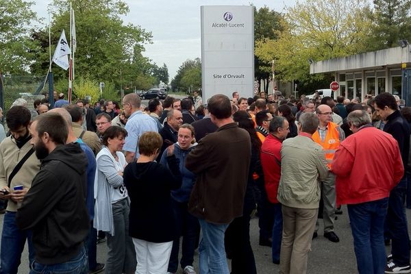 Les salariés rassemblés devant le site d'Orvault à l'annonce de la fermeture 